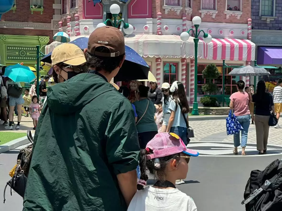 罗晋一家三口现身新加坡度假，唐嫣穿着时尚，此前曾多次被传婚变