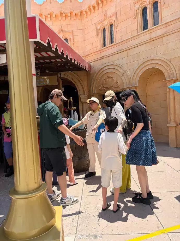 新加坡偶遇唐嫣罗晋一家三口，夫妻俩陪女儿游玩，一起坐旋转木马