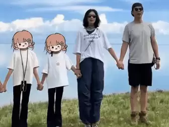 朱亚文一家四口逛乐园，和沈佳妮穿得比路人还朴素，俩女儿都好瘦