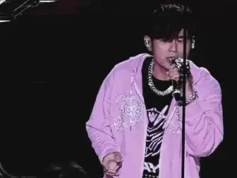 暴雨夜，周杰伦唱了不到一小时，票价一万二。