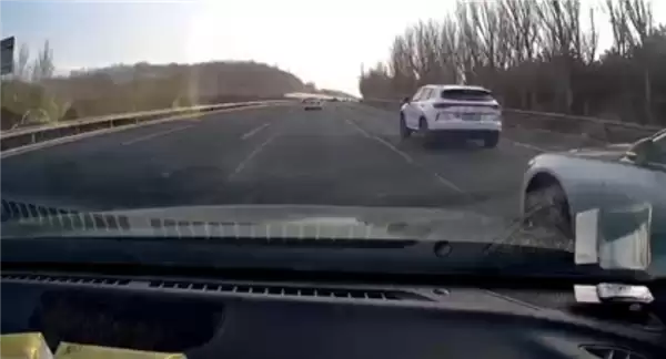 时速破百！奔驰在高速上演刀片式超车 后车司机被吓出冷汗