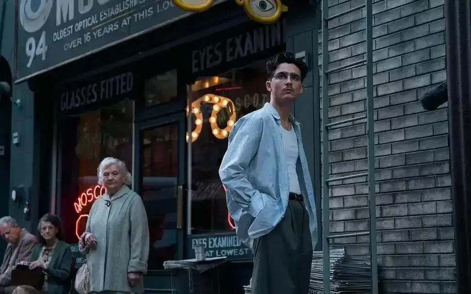 乔什·萨弗迪谈《至尊马蒂》，以及男性为何陷入迷失