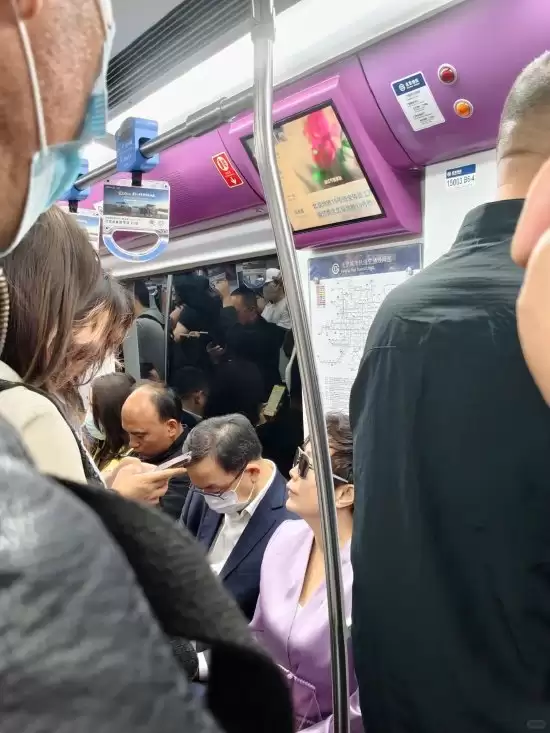 王传福夫妇坐地铁参加北京车展被偶遇