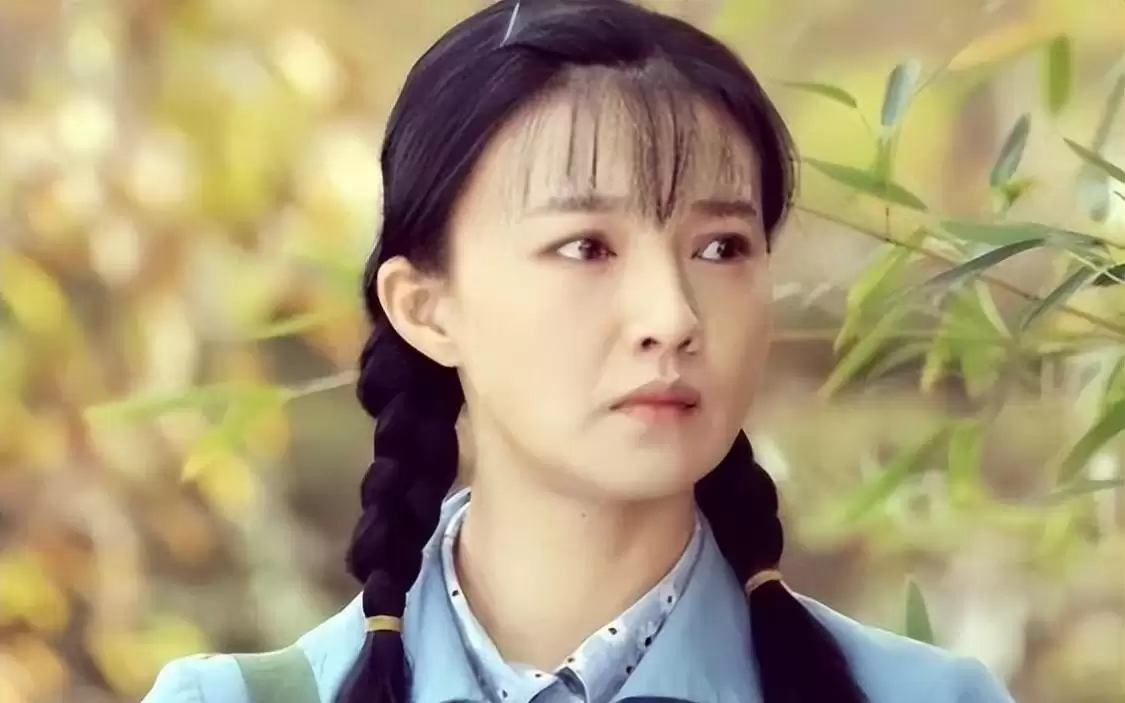 明明已是大妈脸，何苦执着青春颜，傅晶快收手吧，别再强行装嫩