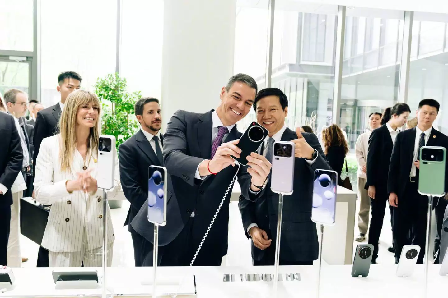 雷军近期外交圈“忙不停”：与西班牙首相互动后又会见阿联酋王储