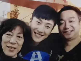 乔任梁离世10年，父母发长文悼念，父亲首度公开细节：劝过儿子退出演艺圈，别墅桌子上都是药