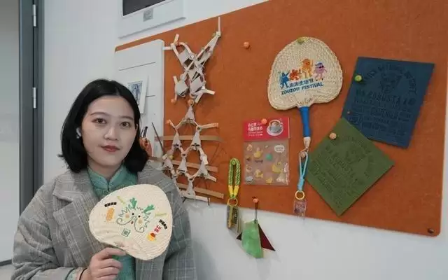 探访上海“一人公司”｜点亮AI魔法，90后设计师成为“六边形战士”