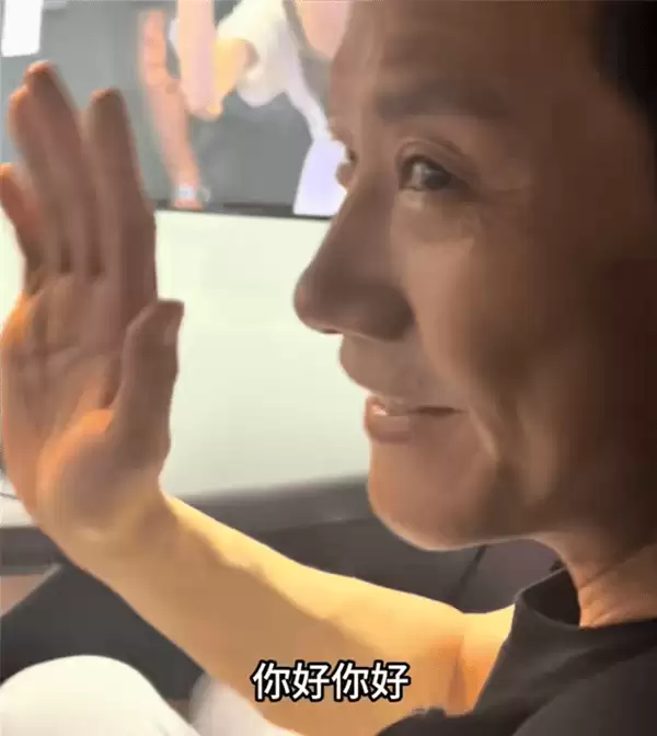 雷军车展被粉丝“硬控”！坐进改装超跑，一句“你好香”让千亿总裁接不住话