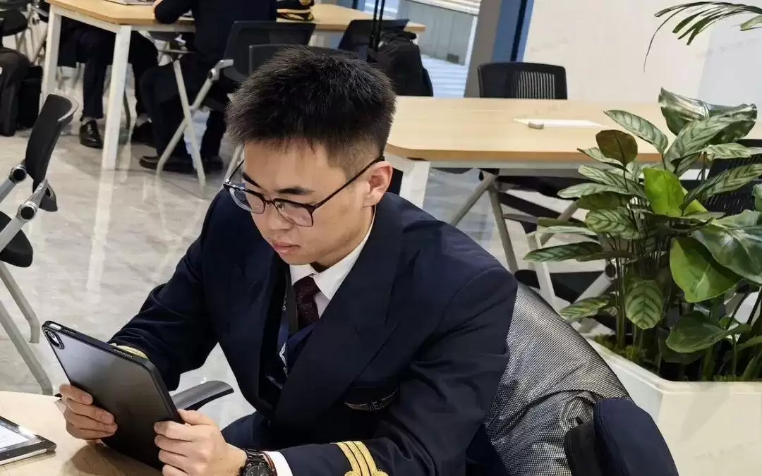 你们看，这些飞行员往自己怀里揣了一颗“种子”