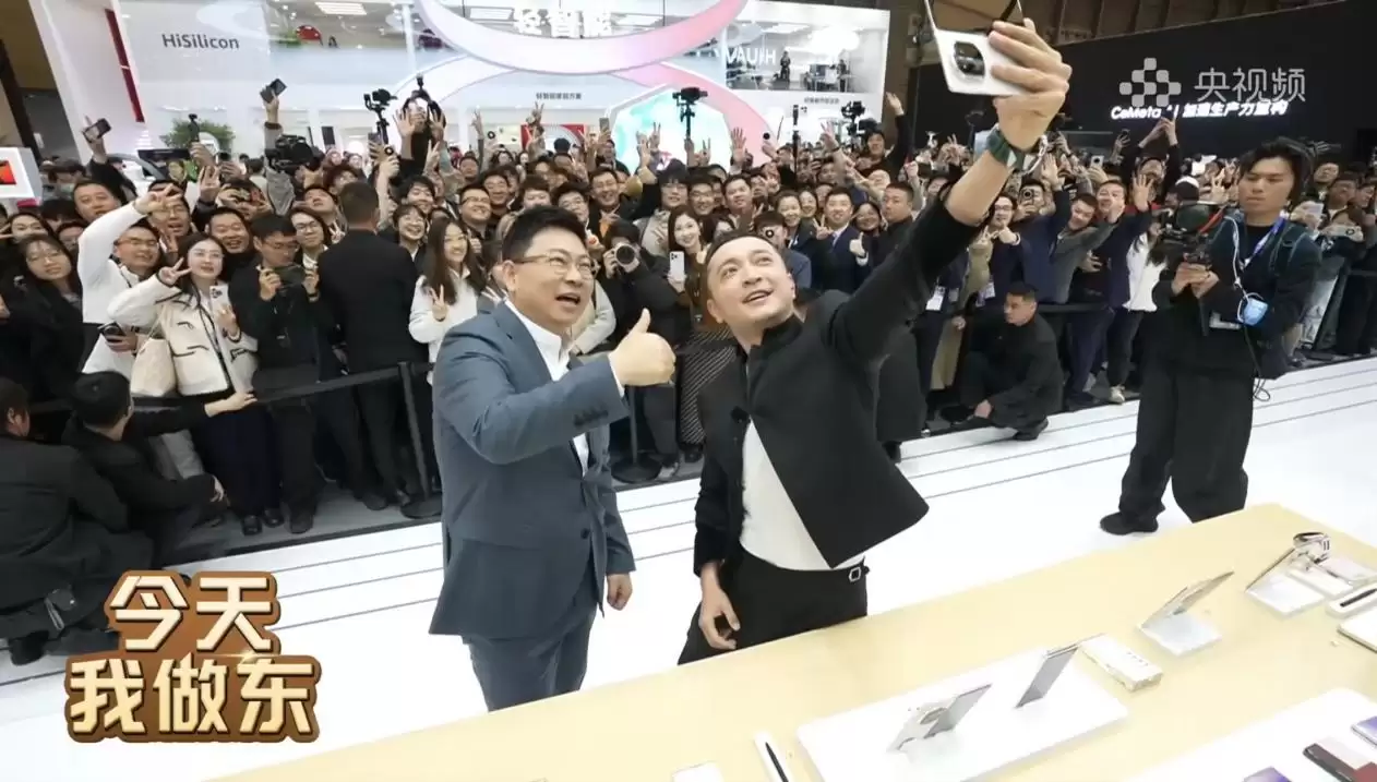 余承东尼格买提 AWE 直播上手 Mate X7，它凭什么定义折叠屏的标杆？