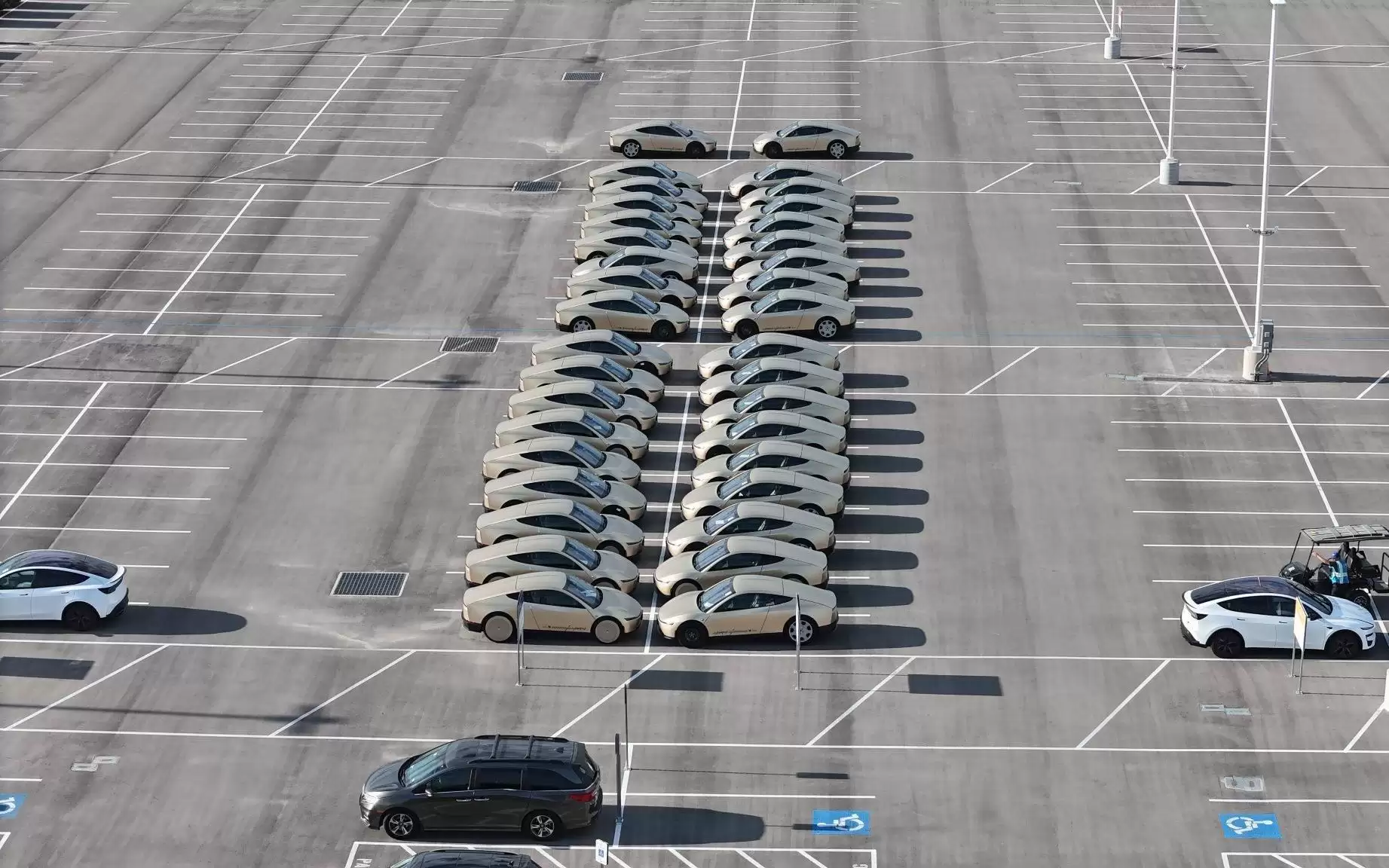 特斯拉Cybercab量产启动：60台实车现身得州工厂，配备方向盘