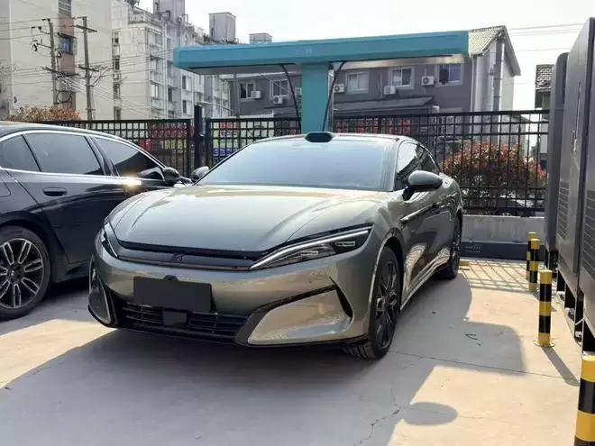 比亚迪闪充站引热议：储能会亏电？极端工况才现，五一见真章