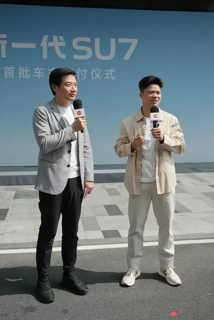 雷军为新一代小米 SU7 首批车主交车，亲自开车门