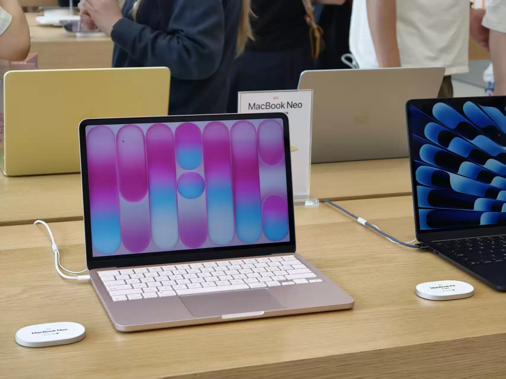 被喷「电子垃圾」的MacBook Neo，线下门店居然卖疯了