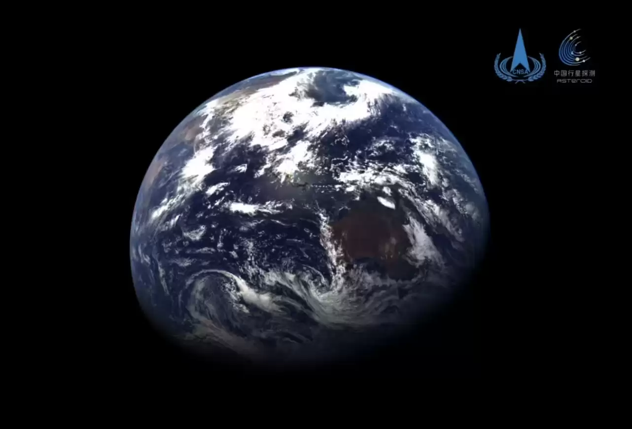 天问二号传回首幅地月合影 59万千米外定格为地球月球拍照