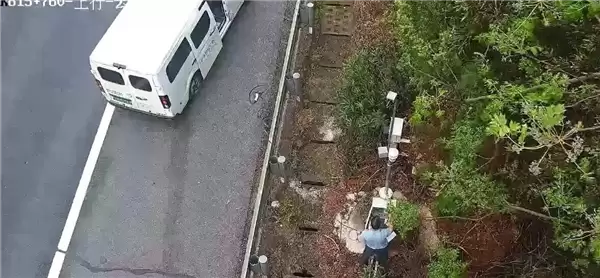 新能源车没电高速趴窝 司机竟试图接路边监控电源给车充电