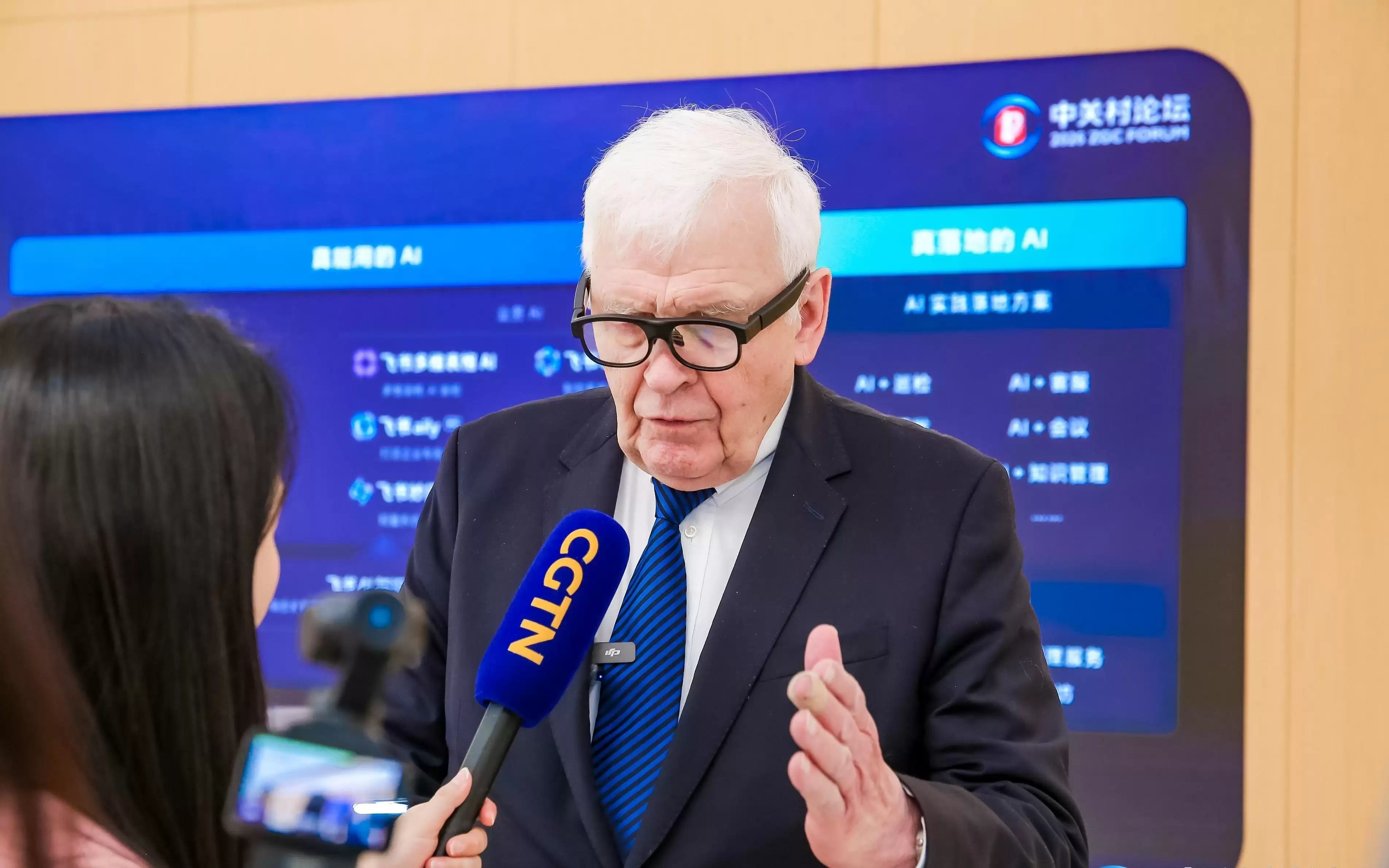 科氪 | 变革传统同传设备，亮亮视野推出全球首创AR+AI会议翻译系统，部署中关村论坛