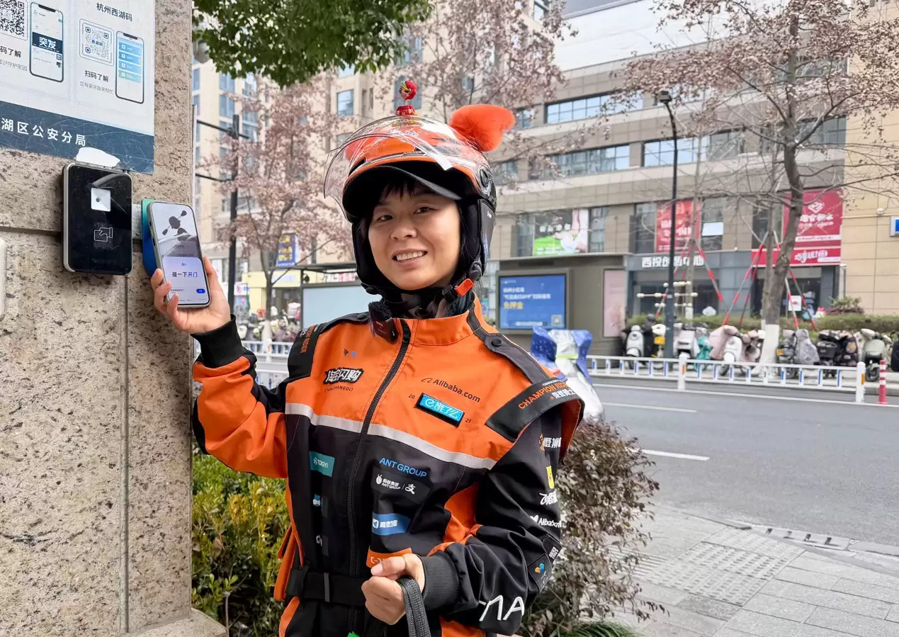 1.5 万小区外卖订单有了“碰一下开门”标签淘宝闪购让城市骑士送单更快更省心