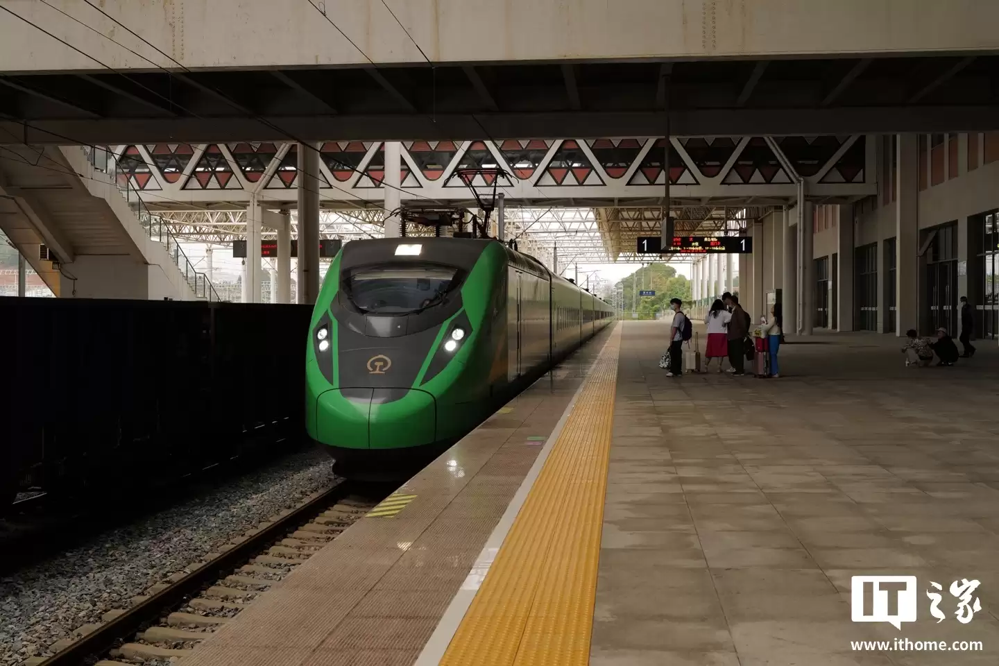 国铁 12306：铁路部门已发售 2026 春运期间火车票超 1 亿张，昨天发送旅客 1094.6 万人次