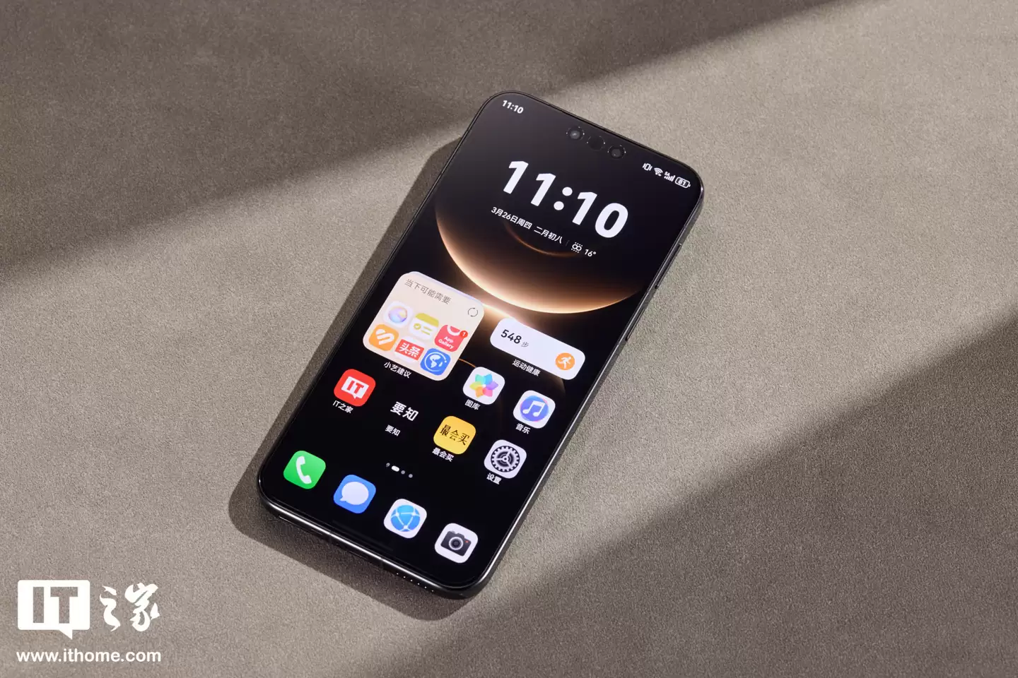 消息称某 TOP5 年底旗舰“大杯”在评估考虑双层 OLED 屏幕，预计是华为 Mate 90 Pro