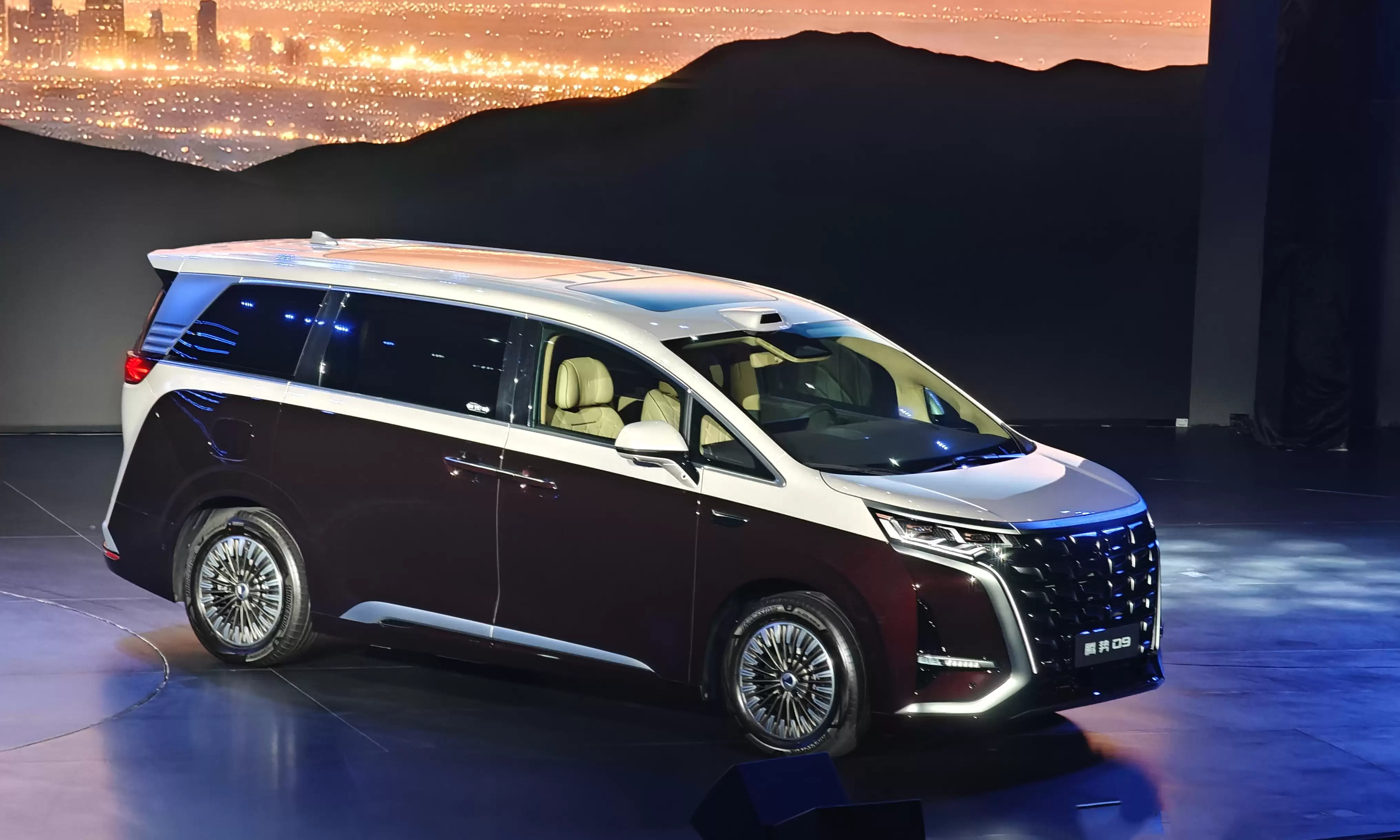 35.98万起！第二代腾势D9上市，MPV销冠的卫冕战正式打响