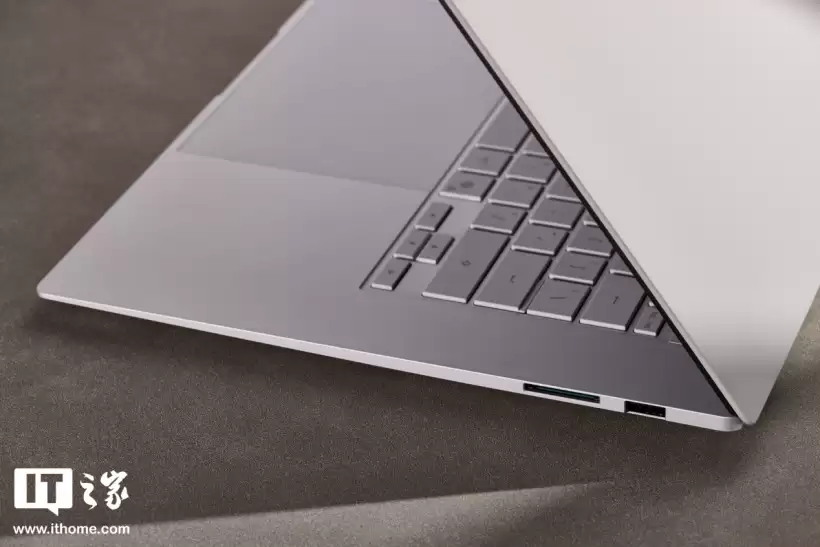 华硕灵耀16 Air 2026 锐龙版图赏：纯白机身，极简美学再进化