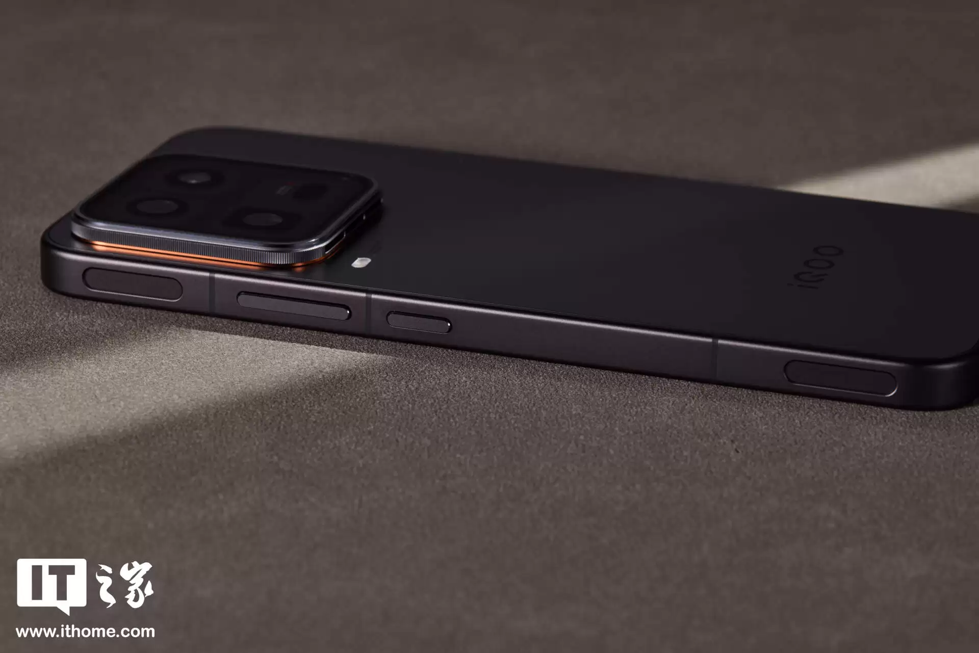 iQOO 15 Ultra 实拍：未来科技美学设计，品牌首个主动散热技术