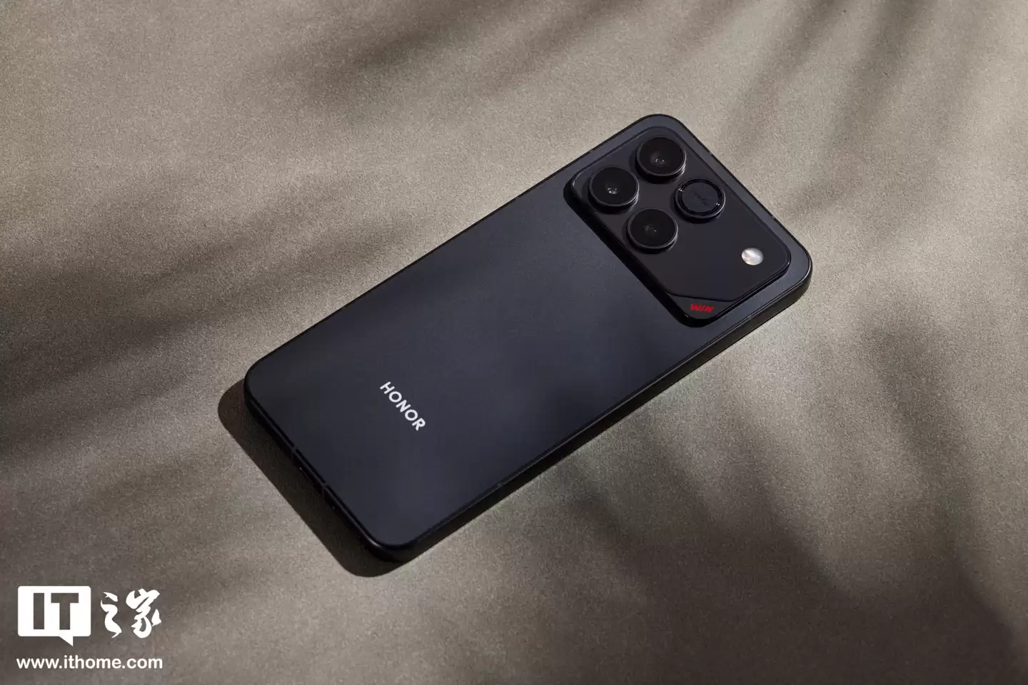 【IT之家开箱】荣耀 WIN 系列手机实拍：定位年度电竞夯机，搭载 10000 毫安时电池