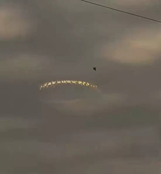 巴黎惊现UFO！灯光闪烁酷似空中圆盘都市