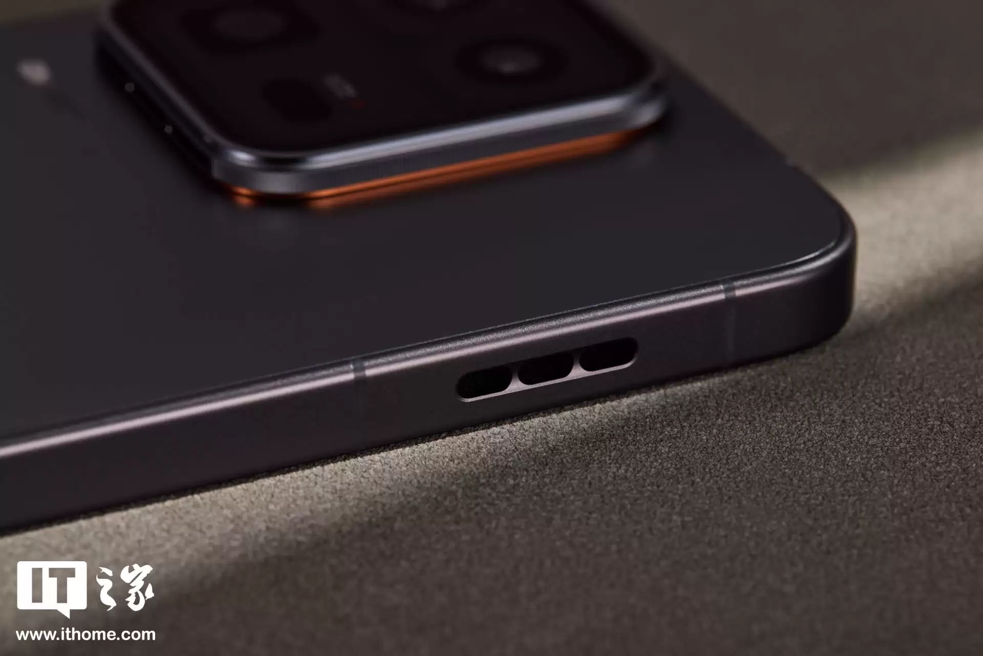 iQOO 15 Ultra 实拍：未来科技美学设计，品牌首个主动散热技术