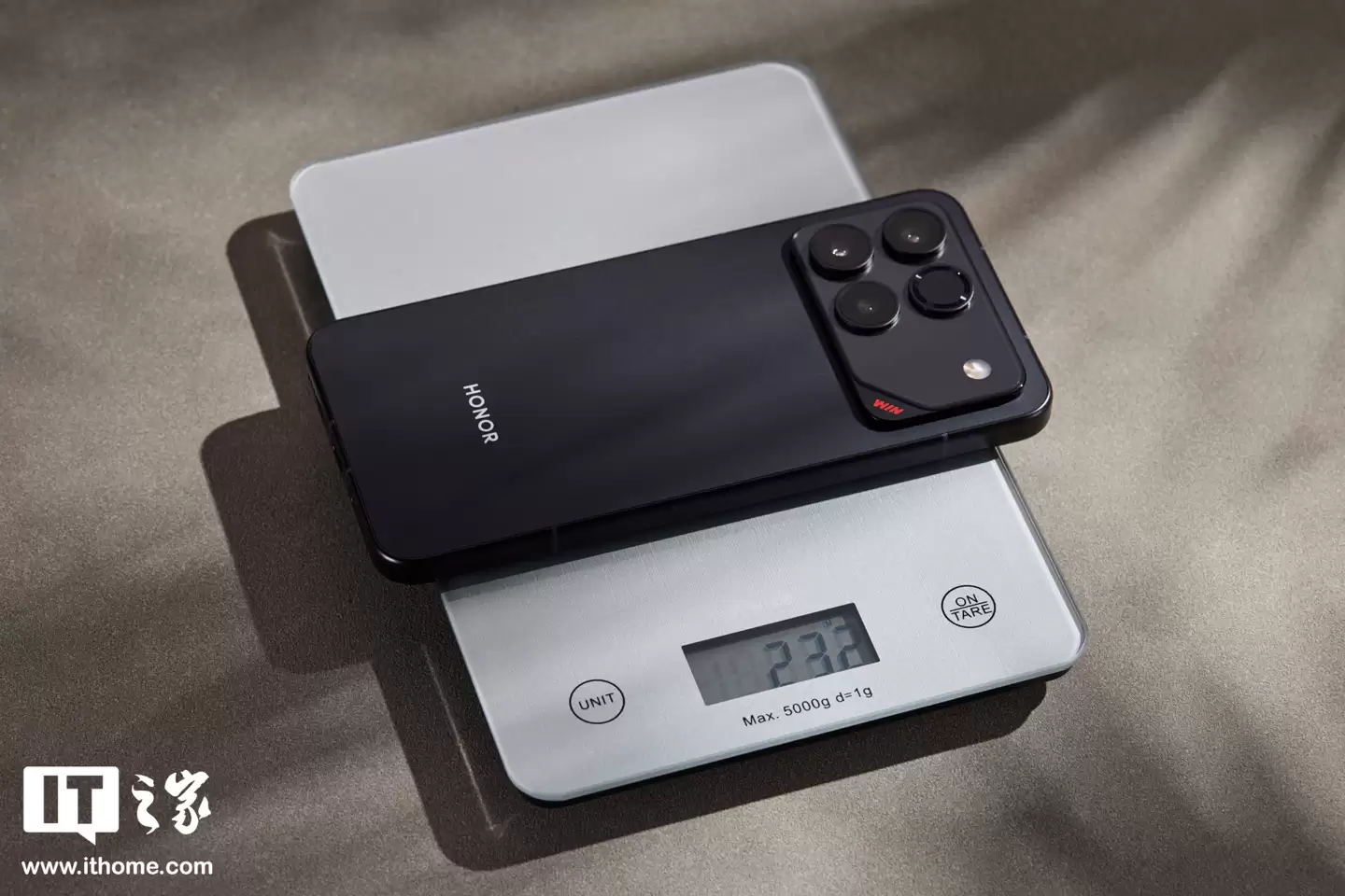 【IT之家开箱】荣耀 WIN 系列手机实拍：定位年度电竞夯机，搭载 10000 毫安时电池