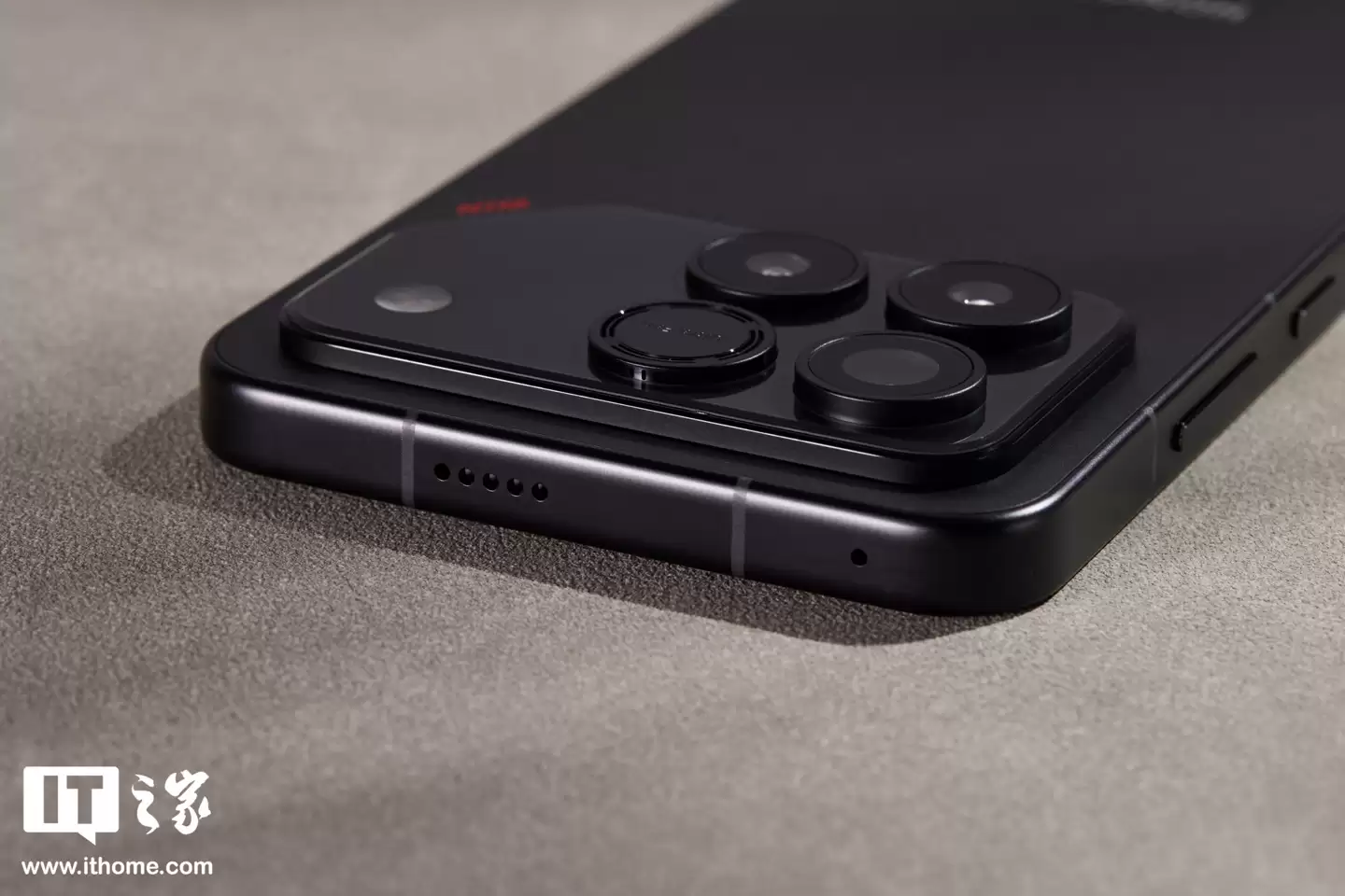 【IT之家开箱】荣耀 WIN 系列手机实拍：定位年度电竞夯机，搭载 10000 毫安时电池