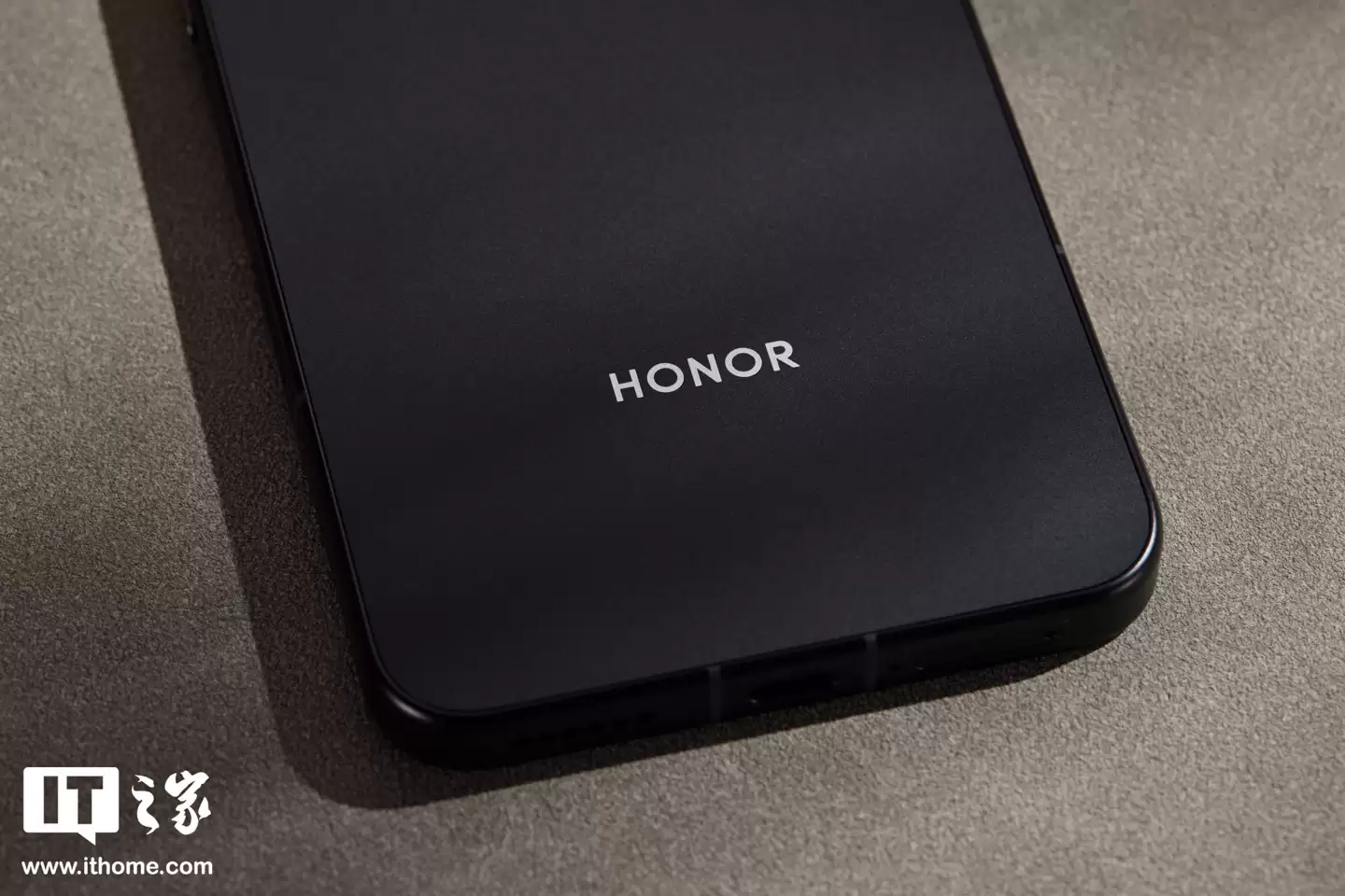 【IT之家开箱】荣耀 WIN 系列手机实拍：定位年度电竞夯机，搭载 10000 毫安时电池