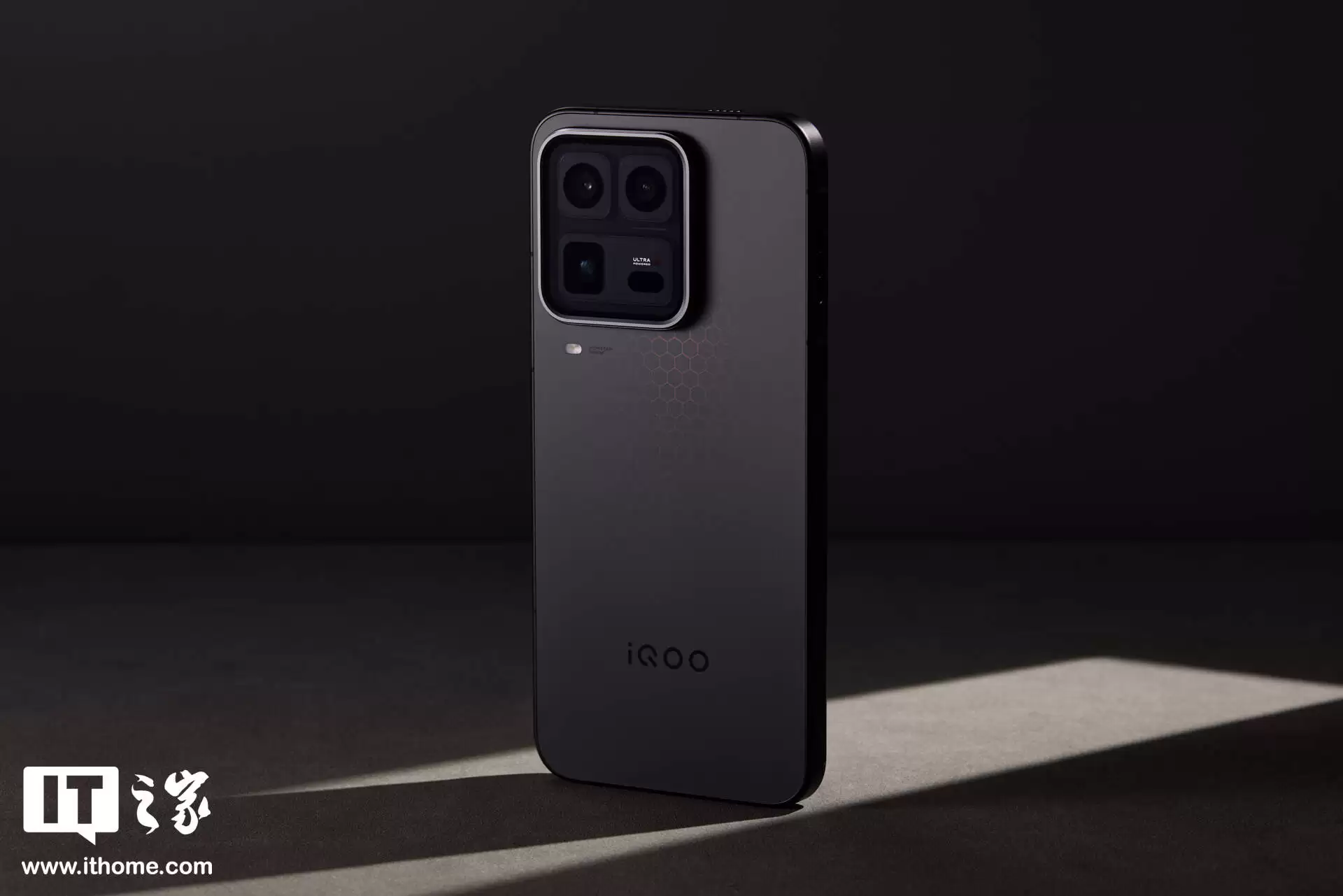 iQOO 15 Ultra 实拍：未来科技美学设计，品牌首个主动散热技术