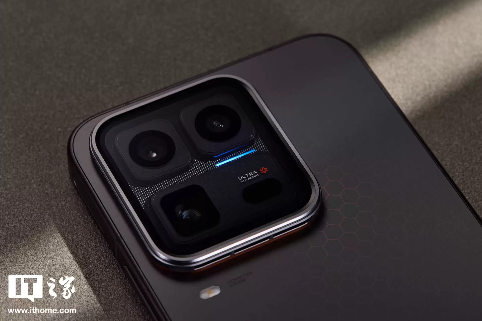 iQOO 15 Ultra 手机发布：骁龙 8 Elite Gen5、主动散热风扇 + 压感肩键，5499 元起