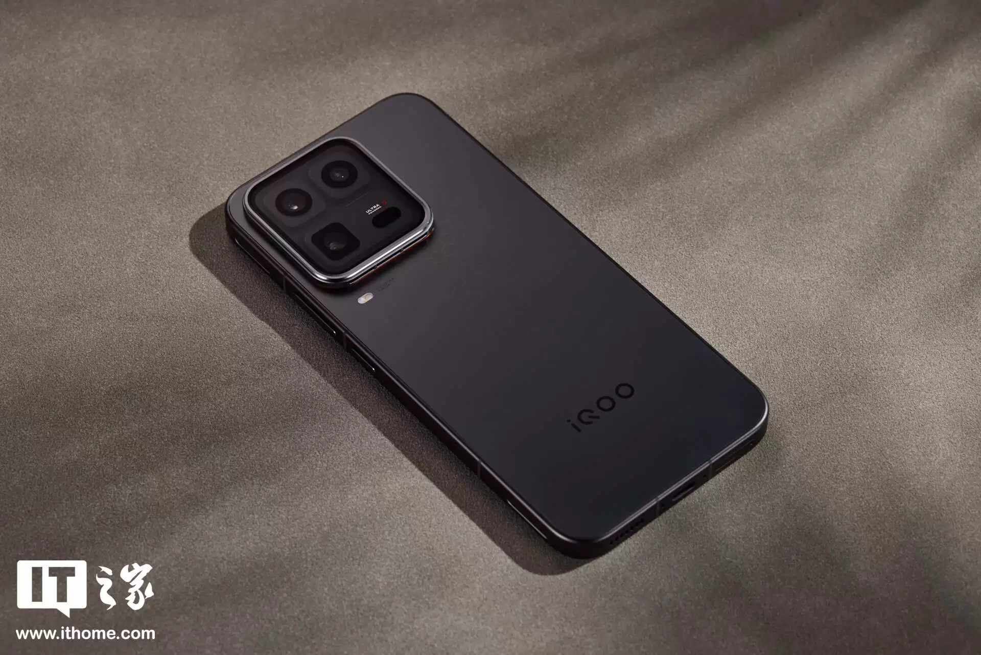 iQOO 15 Ultra 实拍：未来科技美学设计，品牌首个主动散热技术