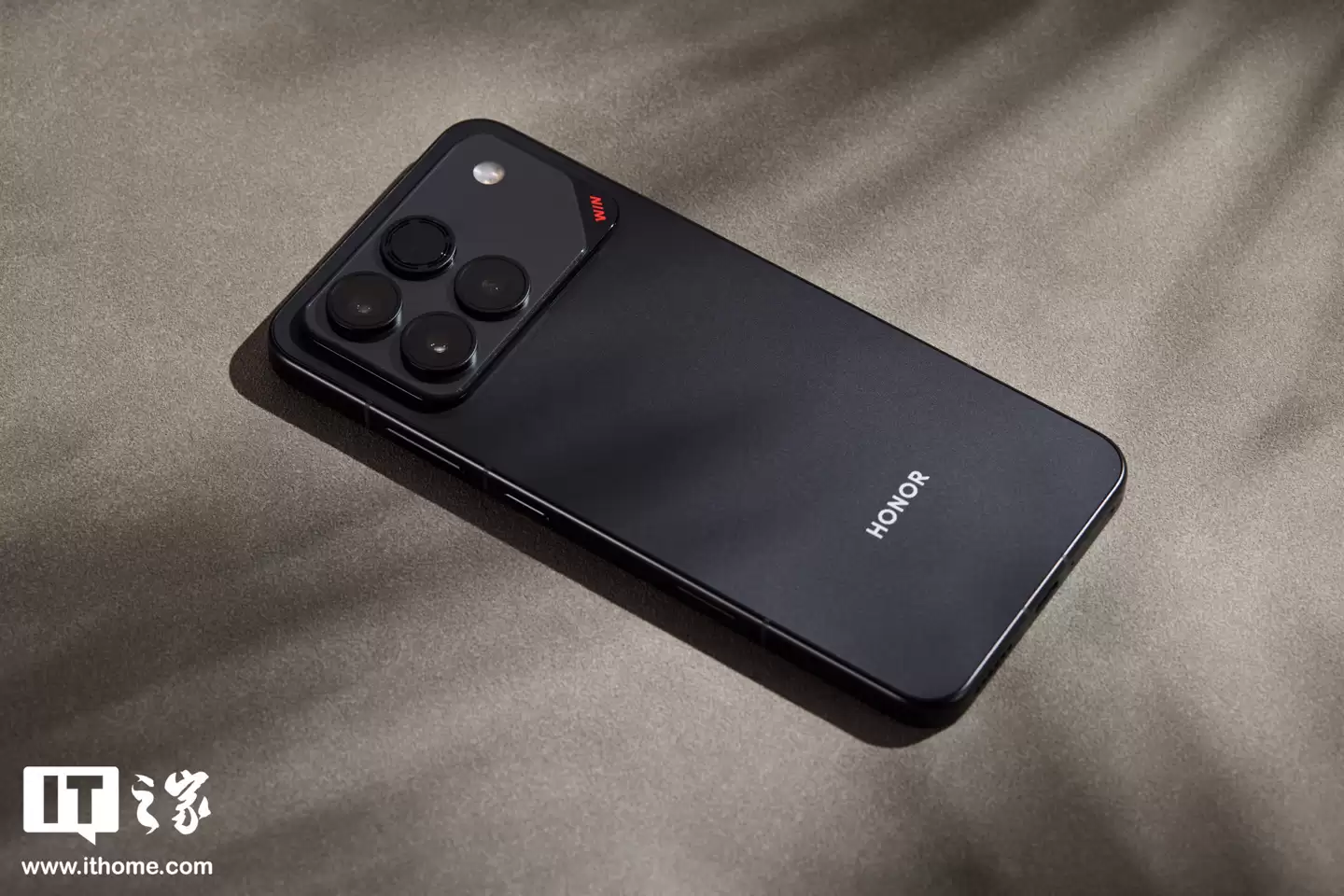 【IT之家开箱】荣耀 WIN 系列手机实拍：定位年度电竞夯机，搭载 10000 毫安时电池