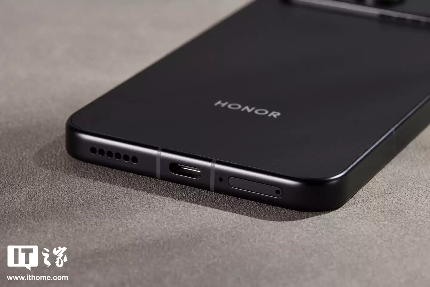 【IT之家开箱】荣耀 WIN 系列手机实拍：定位年度电竞夯机，搭载 10000 毫安时电池