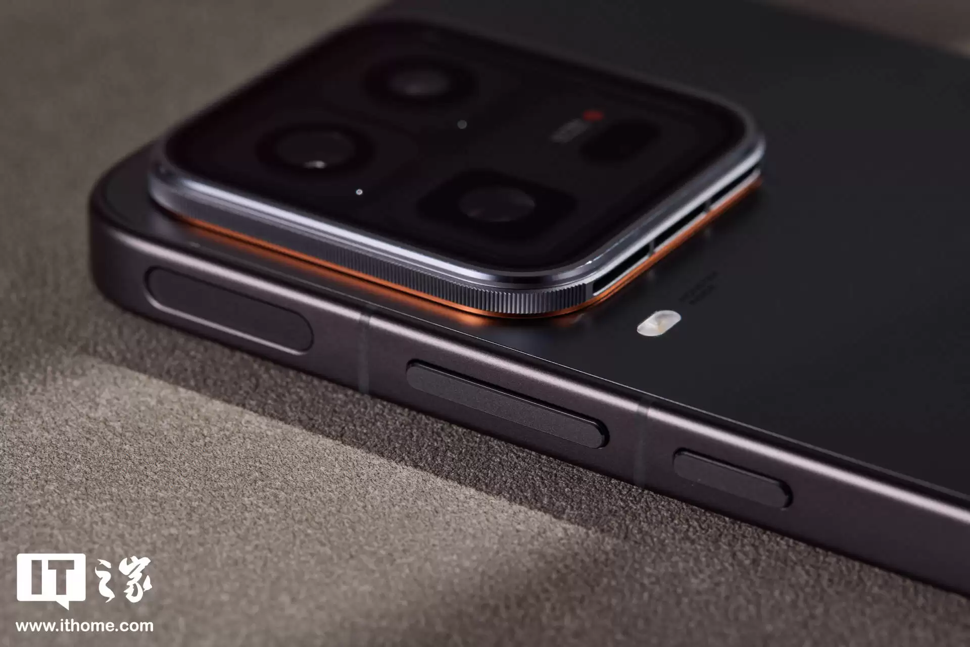 iQOO 15 Ultra 实拍：未来科技美学设计，品牌首个主动散热技术