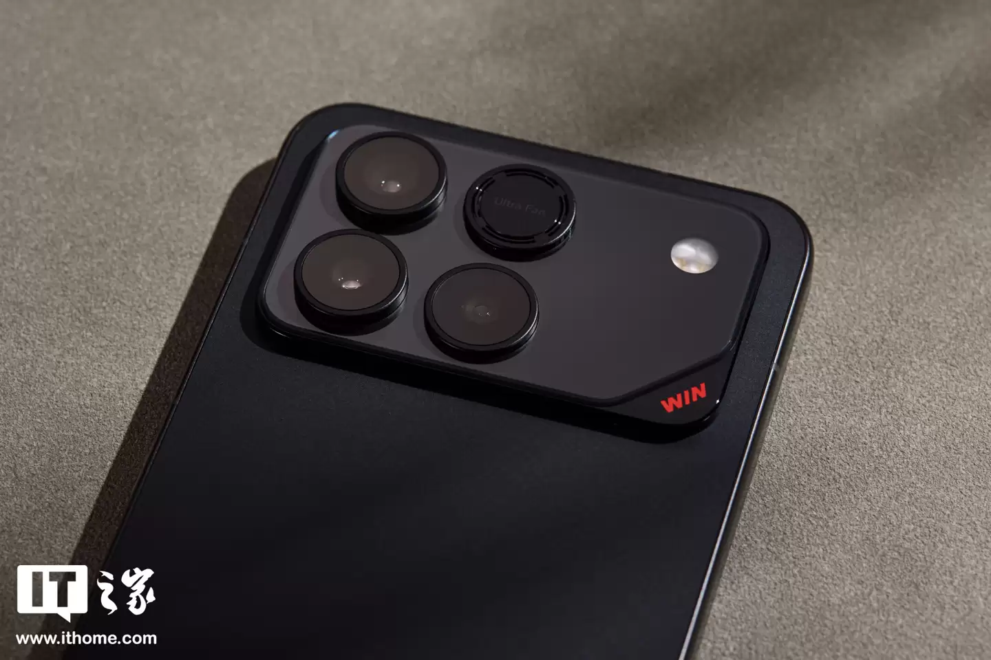 【IT之家开箱】荣耀 WIN 系列手机实拍：定位年度电竞夯机，搭载 10000 毫安时电池