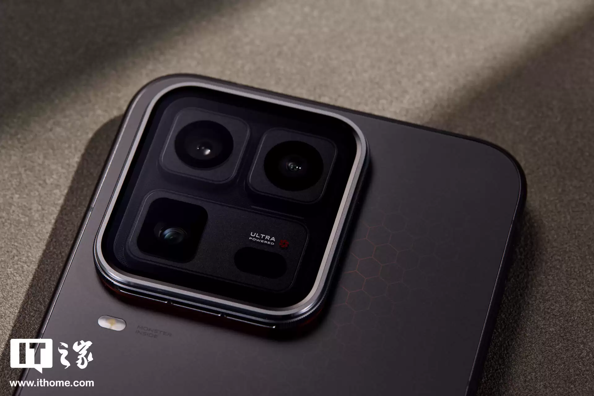 iQOO 15 Ultra 实拍：未来科技美学设计，品牌首个主动散热技术