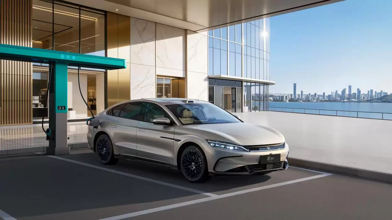 汉EV闪充版都市场景展示