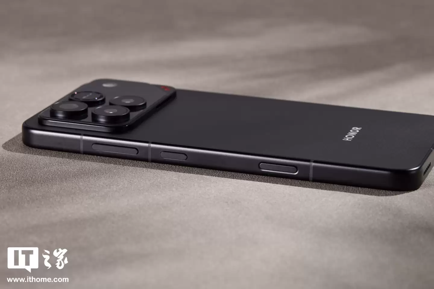 【IT之家开箱】荣耀 WIN 系列手机实拍：定位年度电竞夯机，搭载 10000 毫安时电池
