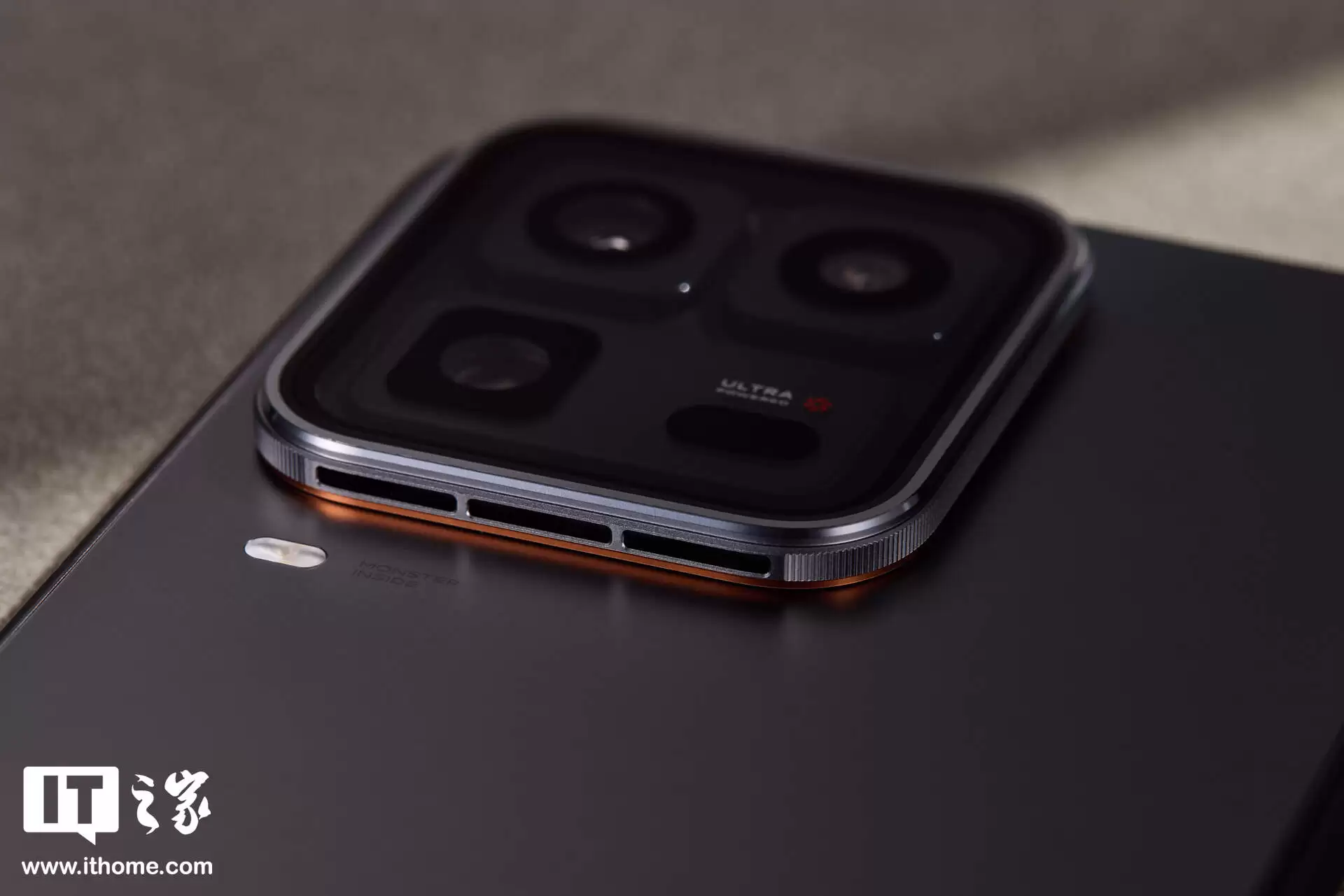 iQOO 15 Ultra 实拍：未来科技美学设计，品牌首个主动散热技术