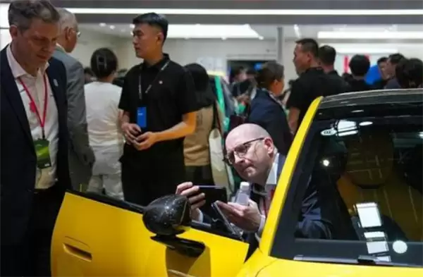 北京车展名场面！老外集体趴窝北京车展：蹲地上量中国底盘 拿放大镜看缝隙