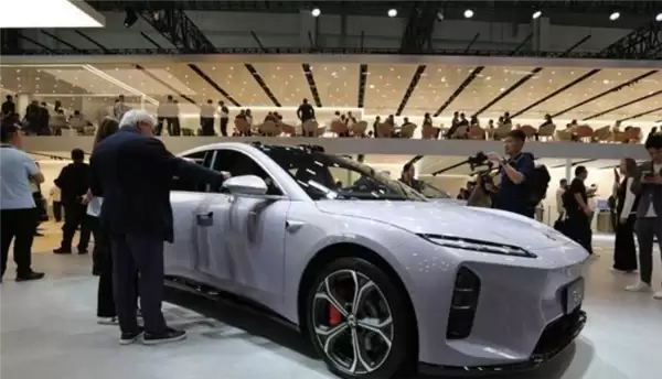 北京车展名场面！老外集体趴窝北京车展：蹲地上量中国底盘 拿放大镜看缝隙